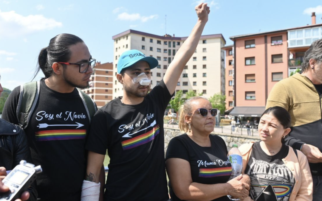 Cientos de personas muestran su apoyo a la pareja agredida en Villabona