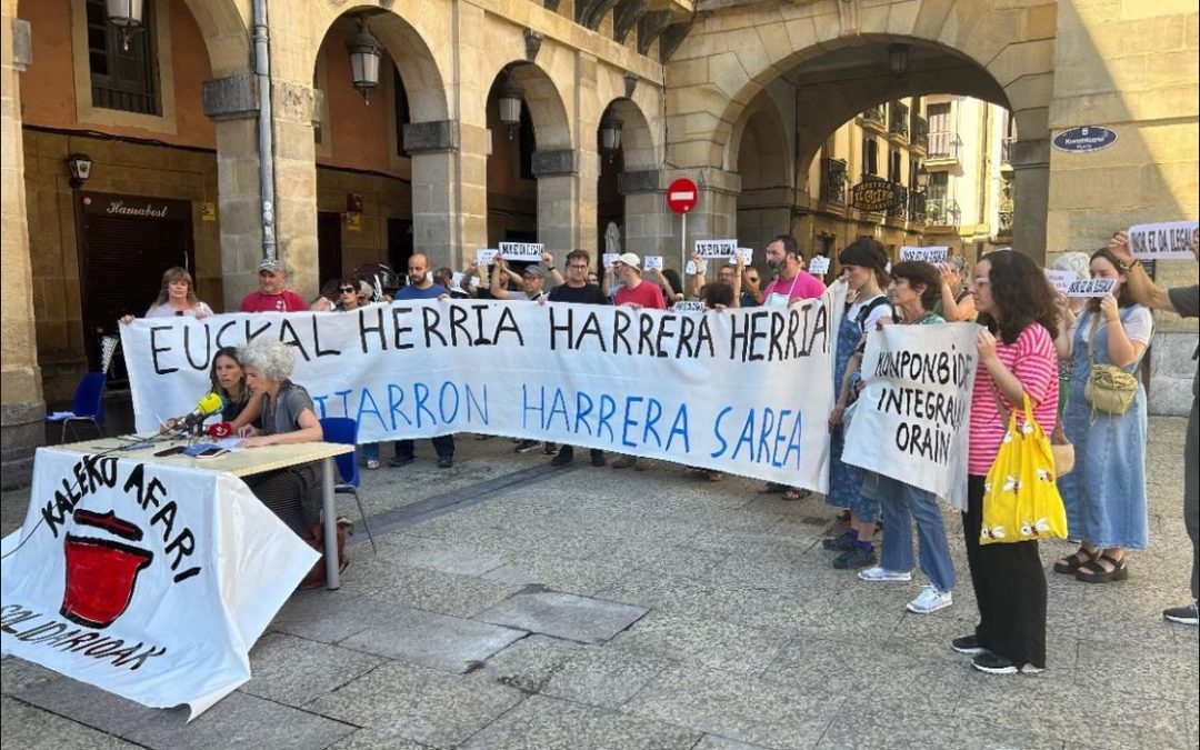 Desde los colectivos KAS e Hiritarron Harrera Sarea denuncian los escasos recursos que ofrece el ayuntamiento